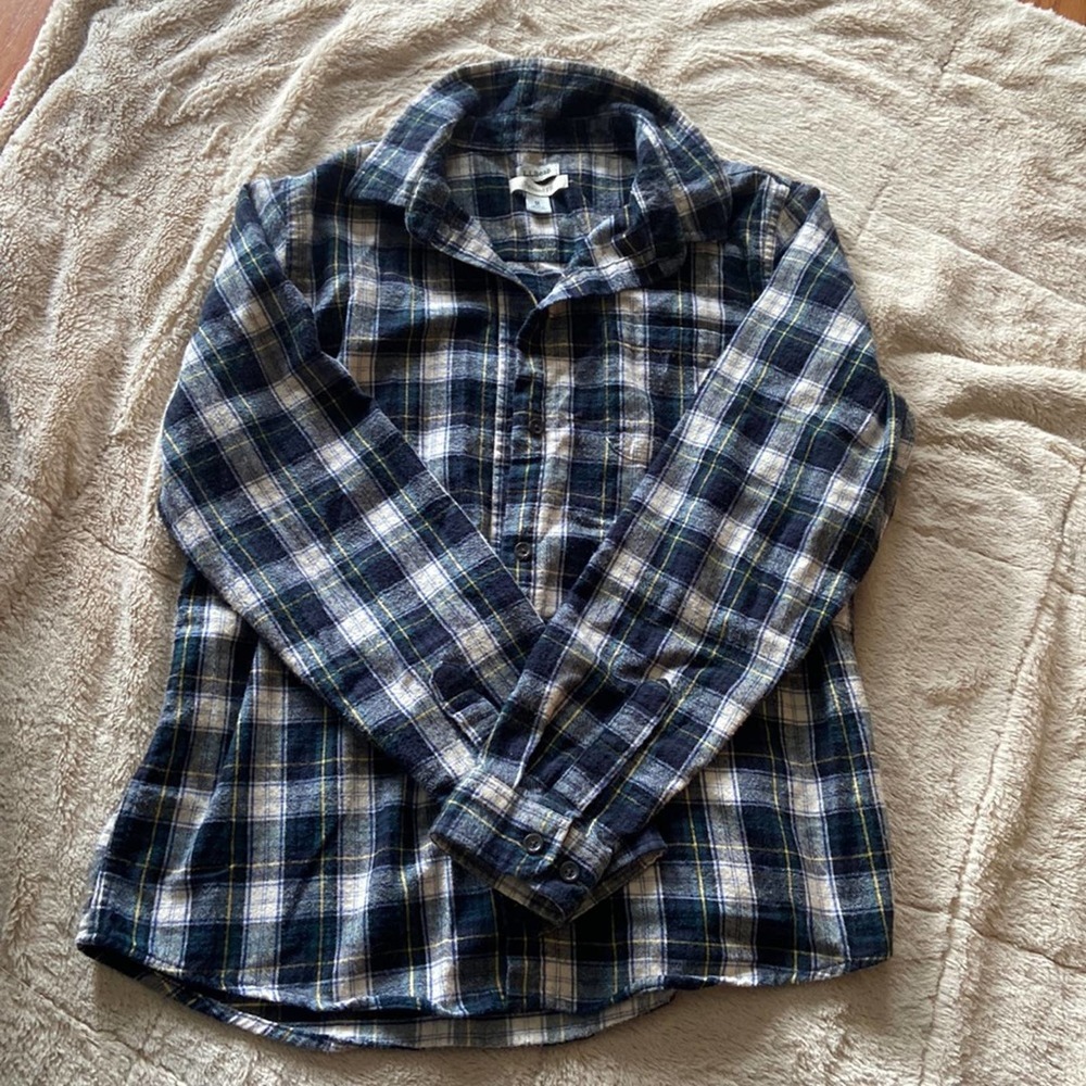 L.L.Bean relax fit Flannel button down men's size medium colors blue and white